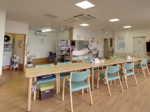「愛の家グループホーム 高津野川」みんなでお食事を楽しめるよう、ロングテーブル仕様のダイニング