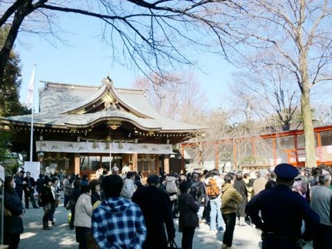 恒例イベントの１つに初詣がある。毎年神社まで行き、入居者様が思い思いの願い事をしたり雰囲気を楽しんでいる。