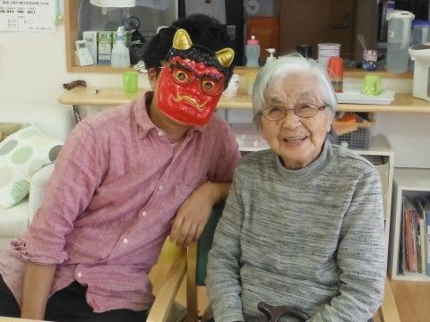 「愛の家グループホーム 宮前野川」リビング。ご入居者に寄り添ったサポートを行っている。