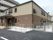 ２階建ての建物である。１階部分はブラウン２階部分はベージュと、２色使いの外壁がモダンな雰囲気となっている。