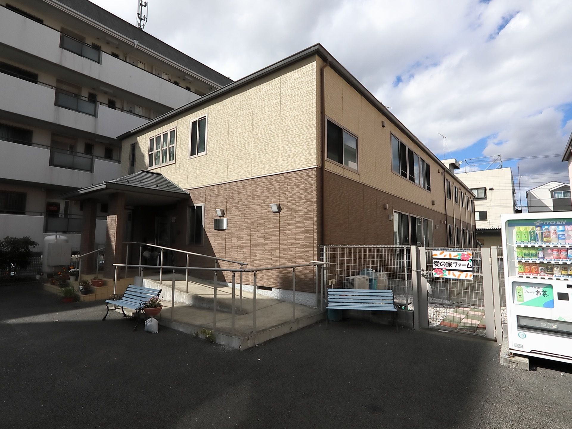 ダーク調の外観にデザインされ、落ち着いた雰囲気がただよう。手すりが完備された、スロープも備え付けられている。