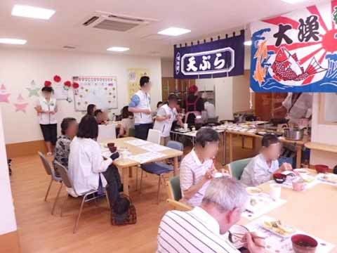 「愛の家グループホーム 宮前宮崎」お食事風景。皆で会話を楽しみながら、お食事をお召し上がりました。