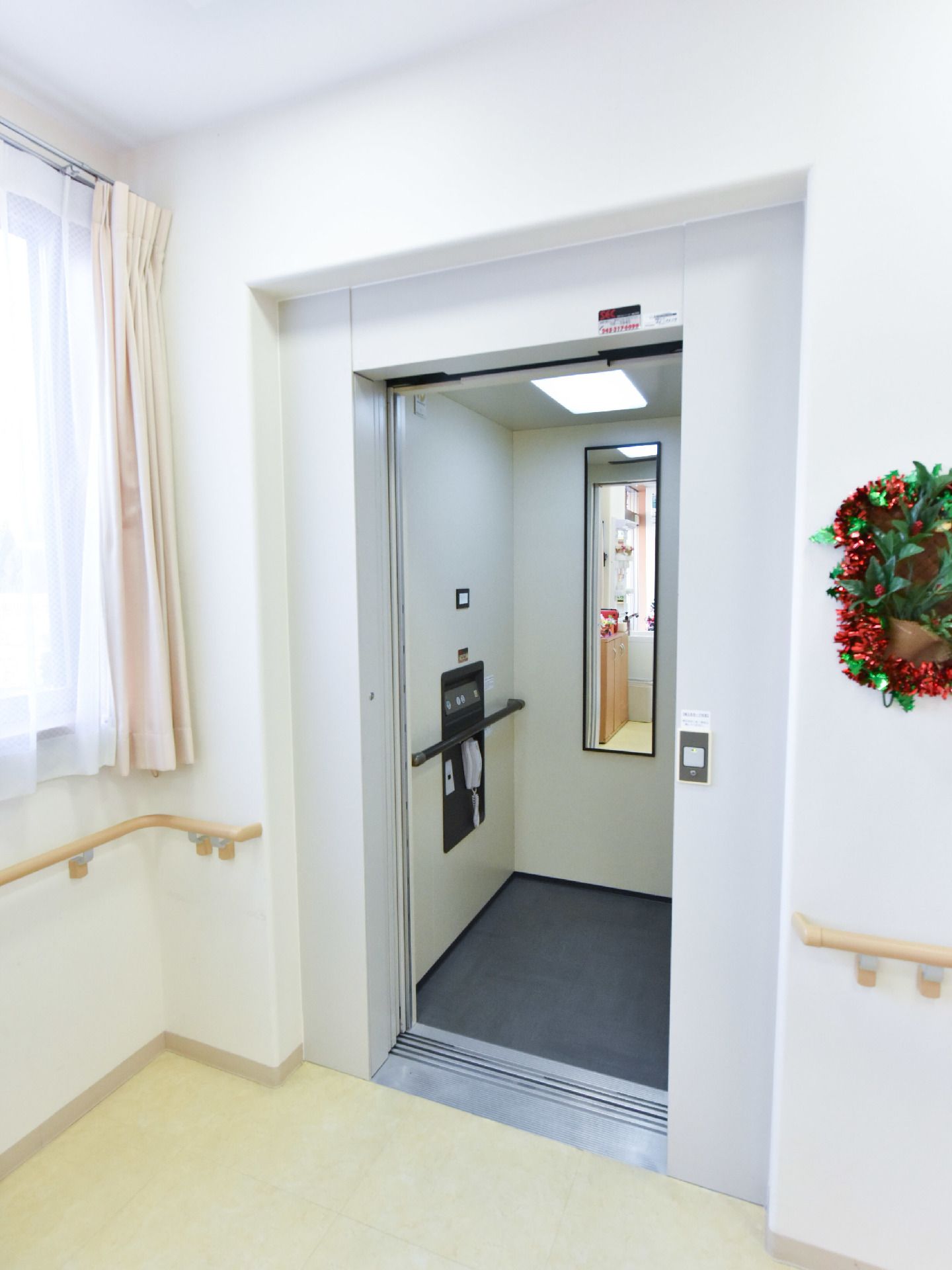 エレベーターもあり手すりがついている。体に優しい造り。清潔感あり、段差もなく鏡が付いている。花も飾られ明るい。