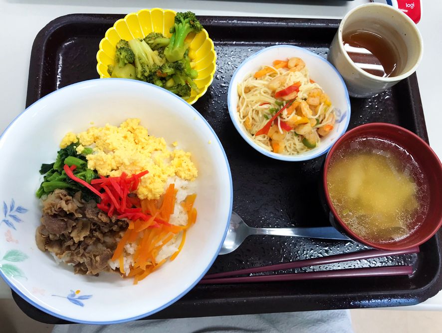 4色丼と味噌汁、ビーフンとブロッコリーの炒め物のセット