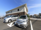 介護施設の外観と駐車場が見える