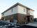ブラウンとホワイトのコントラストが美しい２階建ての建物である。すっきりとしたモダンなデザインとなっている。
