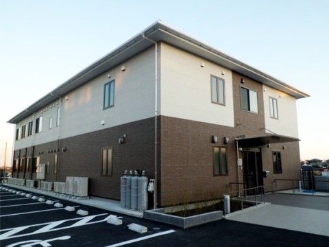 愛の家 グループホーム 秦野鶴巻の外観である。段差が少ないので入館しやすい。