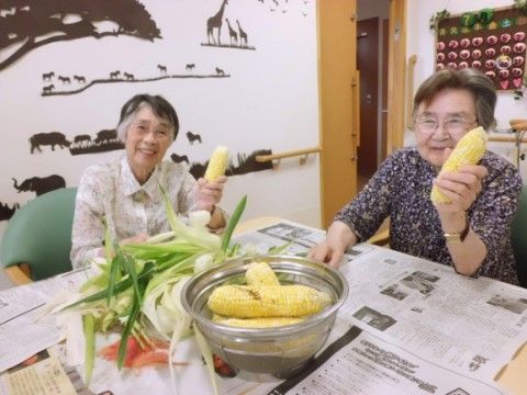 入居者が果物を食べようとしている