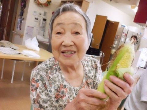 入居者はトウモロコシを握っている