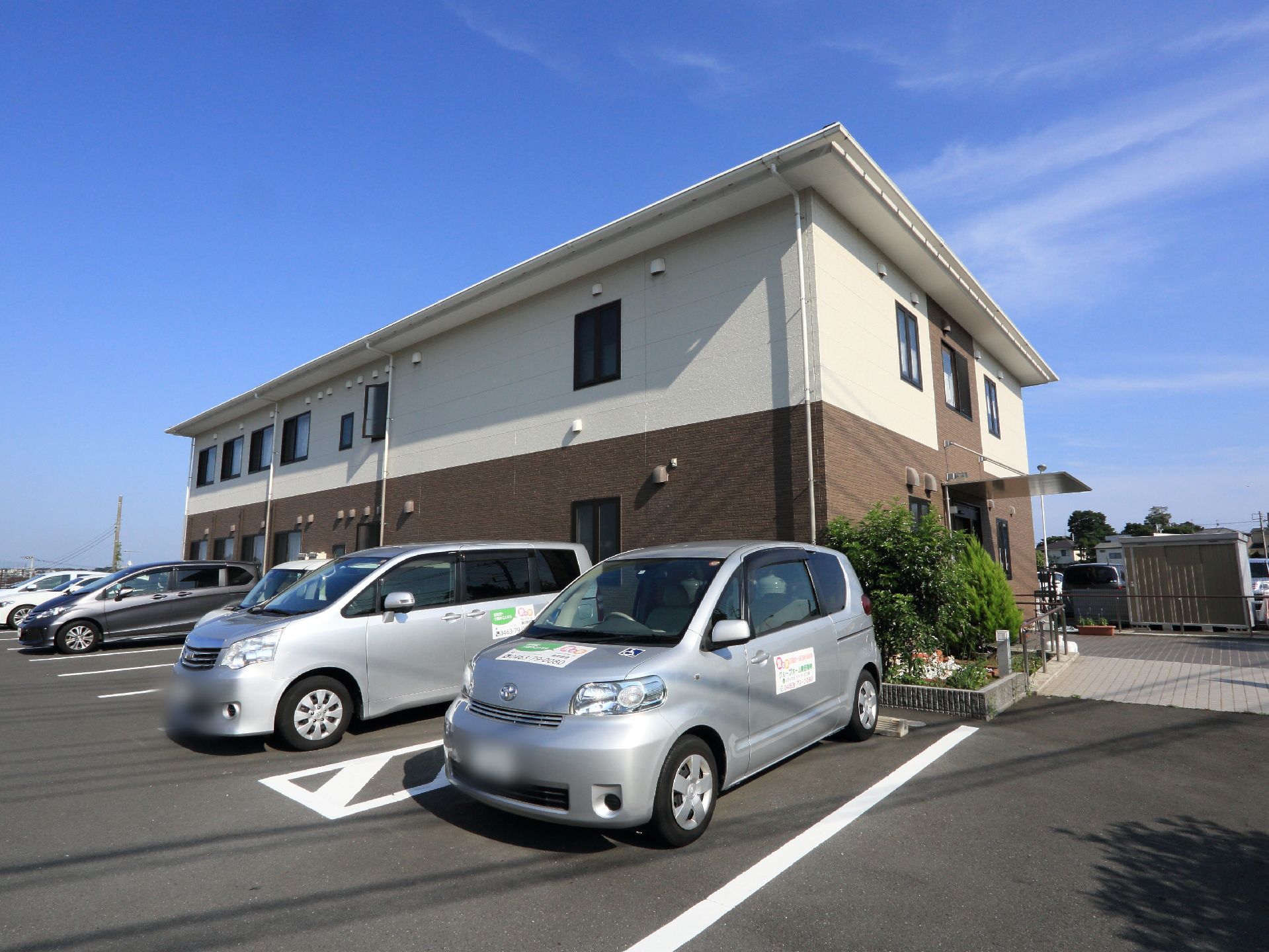駐車場が設けられており、数台自動車が止められるようになっている。建物はシンプルで清潔感のある外観である。
