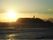 海に夕日が沈む美しい景色が広がっている。近隣には海があるので、散歩がてら出かければ足腰の鍛錬にもなる。