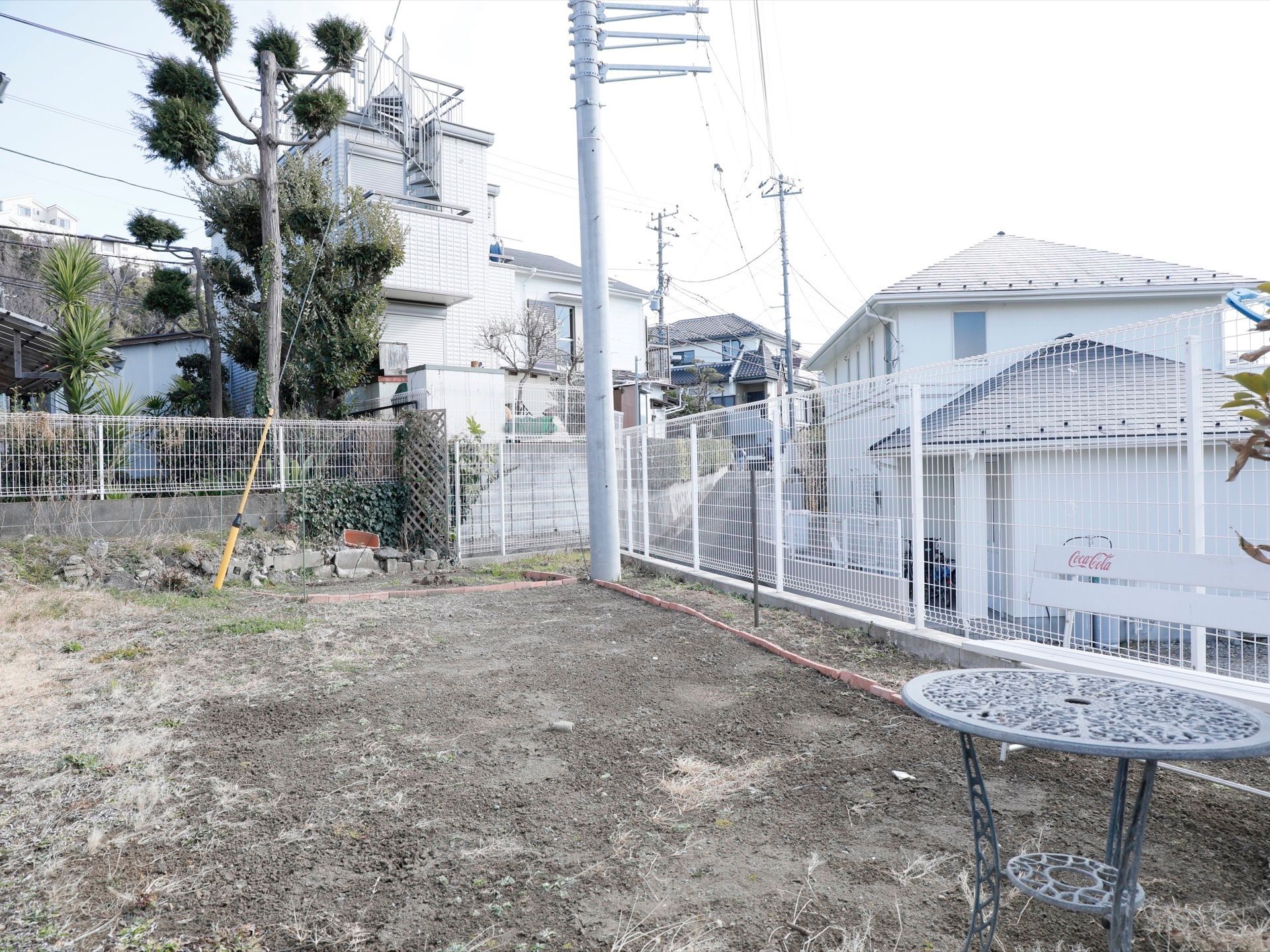 施設の敷地内に庭があり、ベンチとテーブルが用意されている。晴れた日は外に出て、日向ぼっこをしながら過ごすのに最適である。