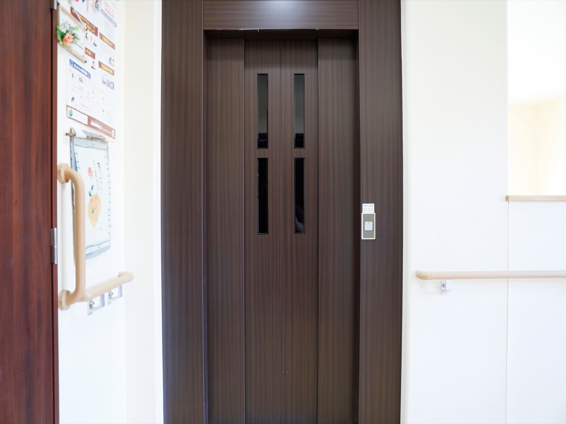 茶を基調とした、落ち着いた趣のエレベーターが設置されている。壁には手すりも設置されているので、エレベーターまでの移動も安心できる。