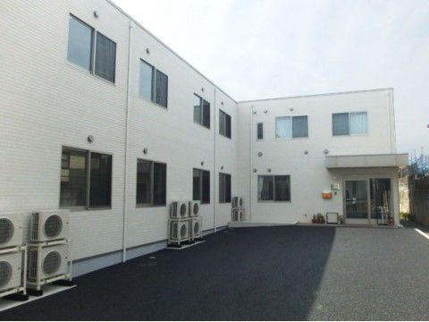 エアコンの室外機が４つずつ整然と並べられている施設外観