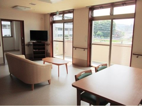 ゆったりとしたスペースで、手すりが設置されているので移動も楽に行える。大きな窓が設けられた明るい空間で、寛ぎのひとときが過ごせる。