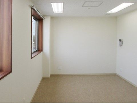 居室は白を基調としたシンプルな設計である。お気に入りの家具などを置いて、ゆったりプライベートな空間を楽しむことができる。