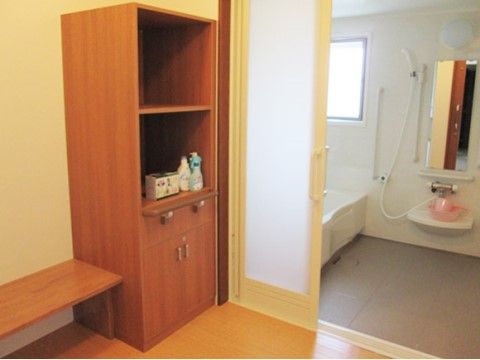 浴室には窓があり、明るく清潔感がある。バリアフリーで手すりも設置されているので、安心して入浴が楽しめる。
