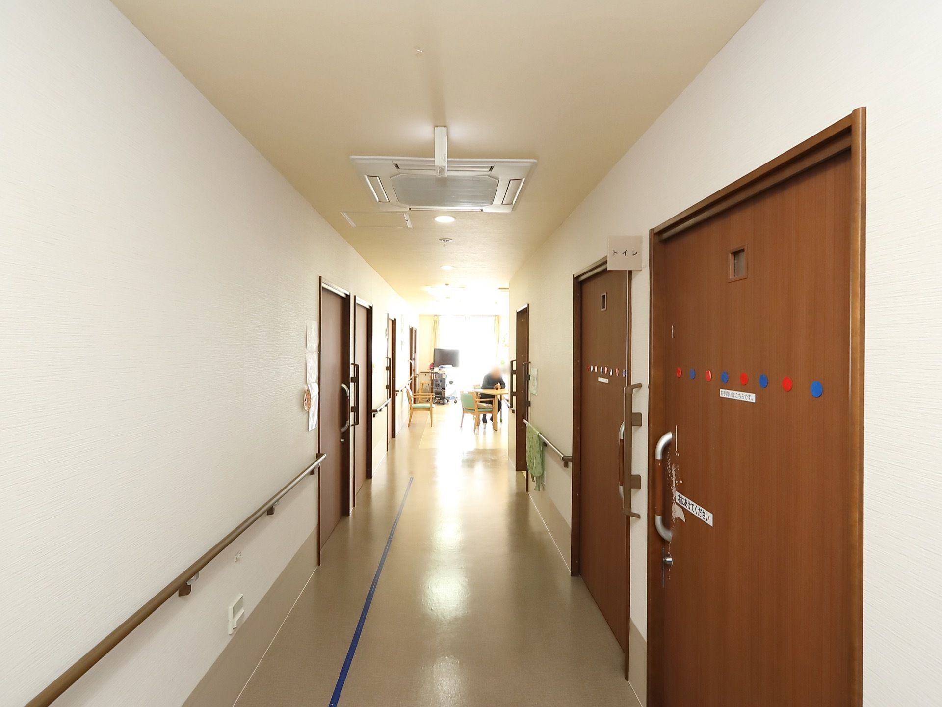 手すりが備え付けられた通路である。床は明るい色合いにデザインされている。天井に埋め込み式の空調機を完備。
