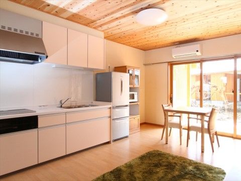 大型換気扇を備えたIH調理器のあるキッチンがあるダイニングルーム