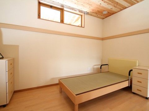 全体的に和を感じられる雰囲気の部屋となっている。天井は高く、ベッドは畳でできている。棚を二つ置いても余裕のある広いスペースがある。