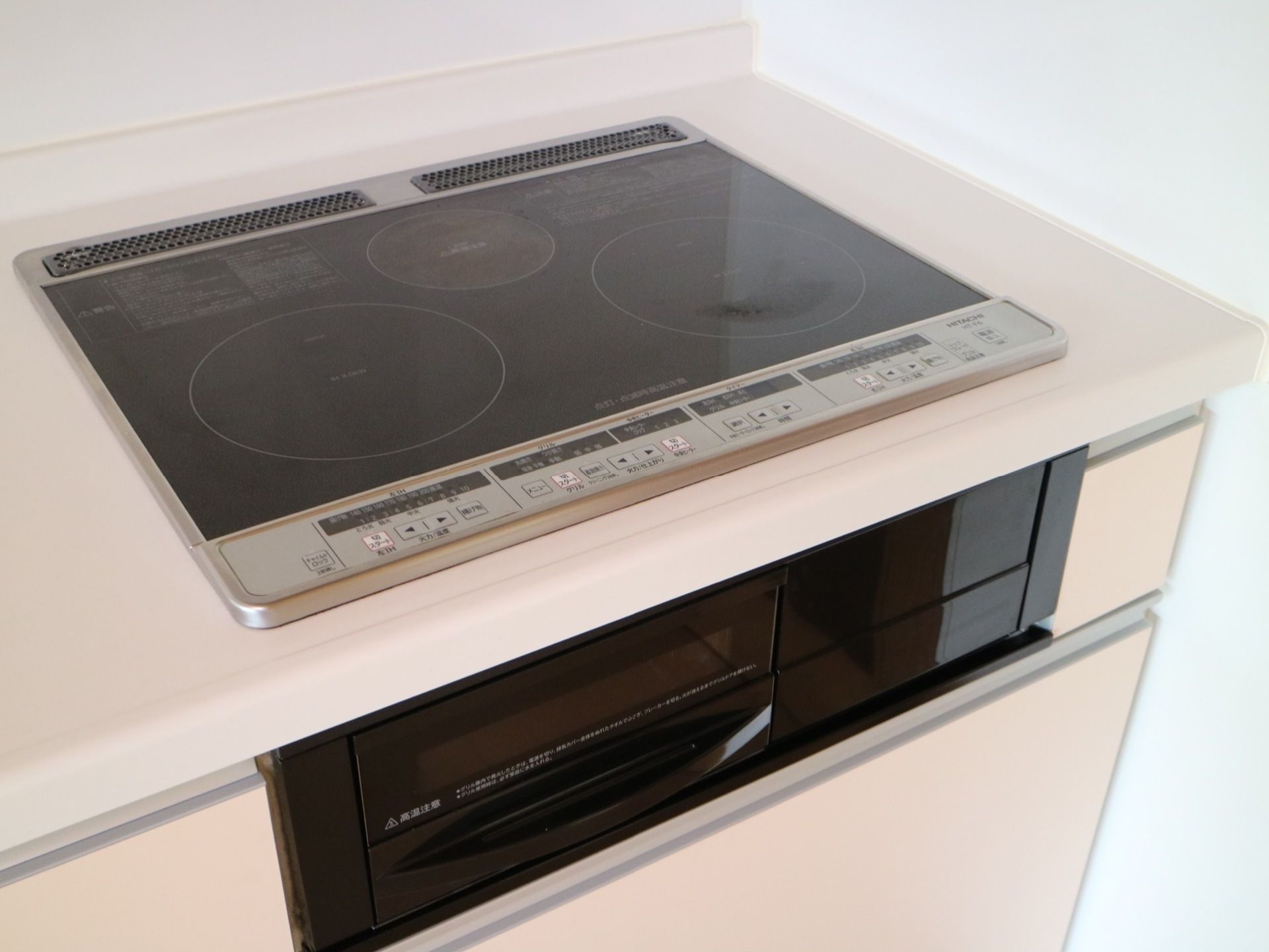 キッチンは電磁調理器が完備され、下には魚焼きグリルも付いている。複数のボタンにて自由に火力を設定できるようになっている。