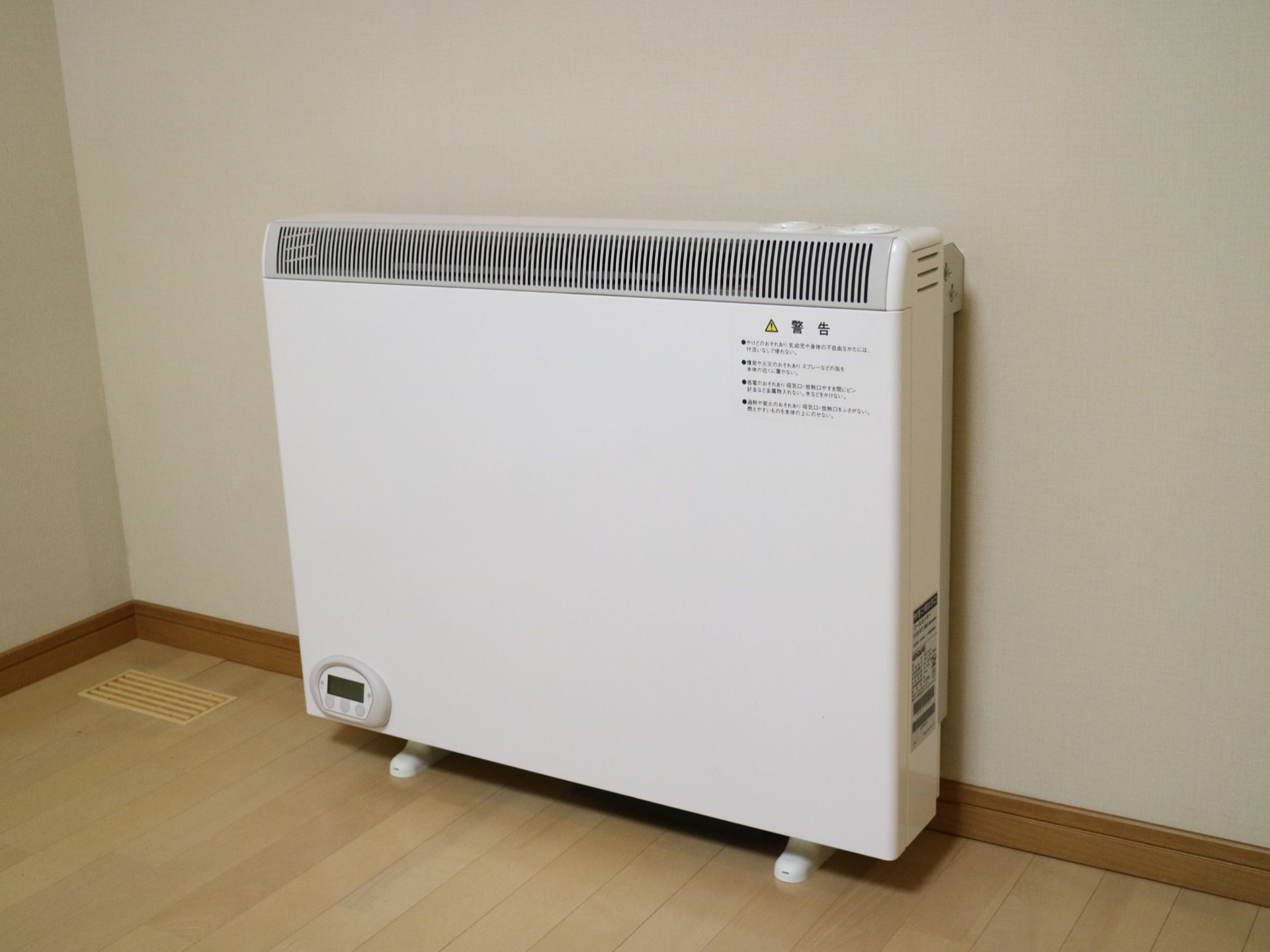 居室内に設置されている暖房器具である。冬など寒い時期に、この１台で部屋全体を暖かくするので、どこにいても快適に過ごすことができる。
