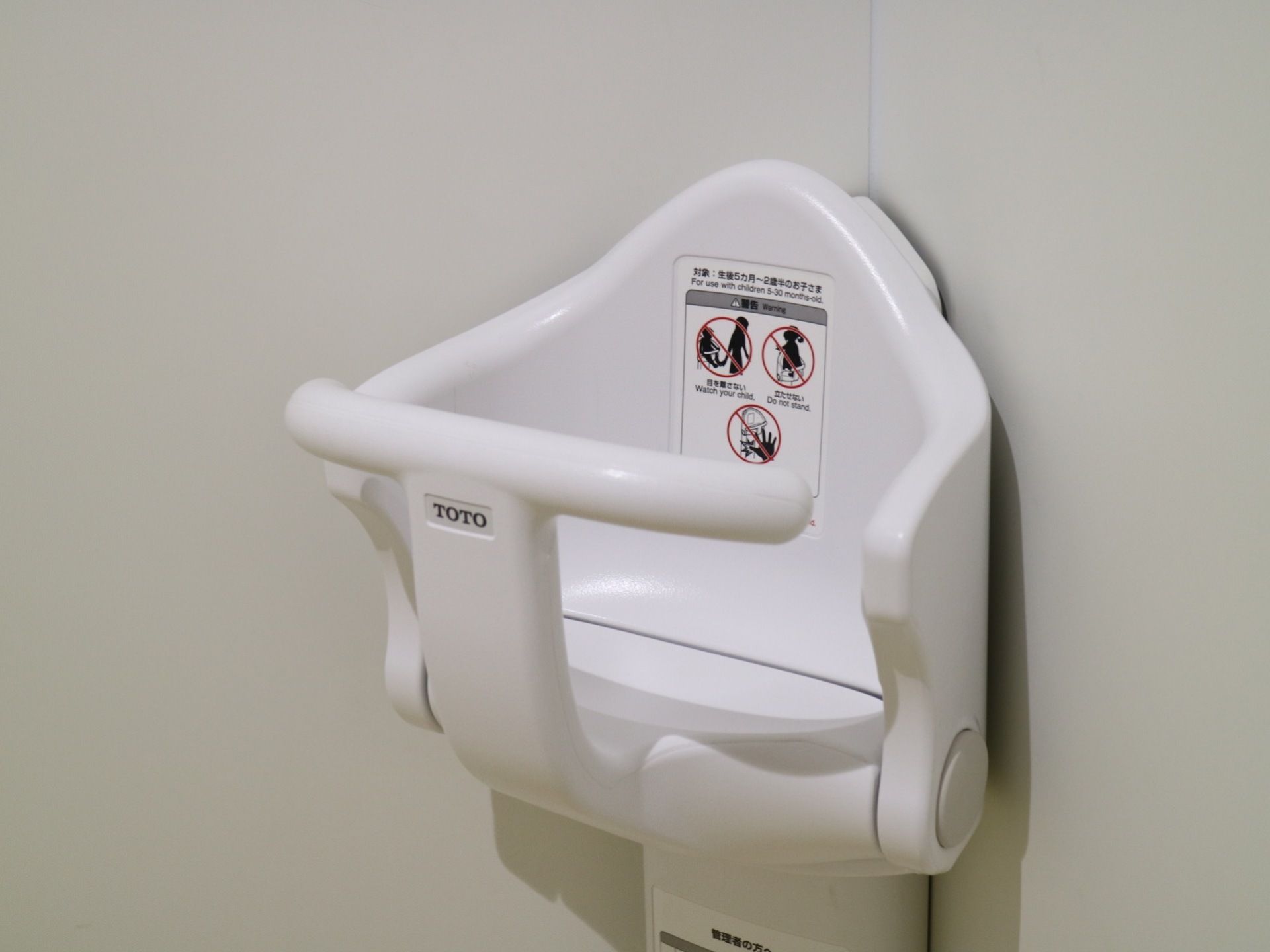 センター棟などの女性用トイレにはベビーチェアがある。小さいお子さんを連れていてトイレを使用する際に、便利な設備となっている。