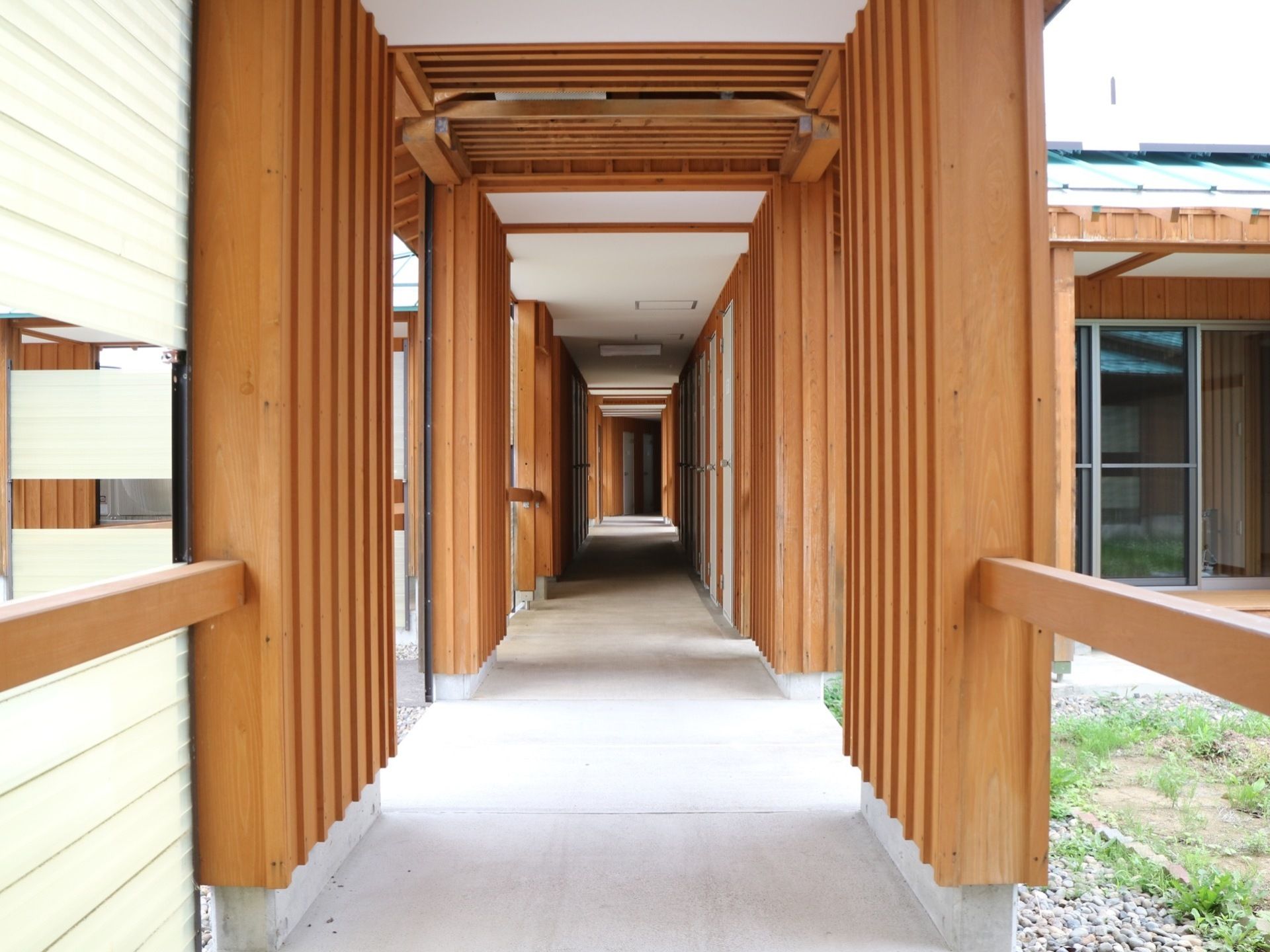 住宅棟に設置されている通路は、越後高田の雁木を再現した風情のある雁木通路となっている。降雪時にも安心して移動できるよう配慮されている。
