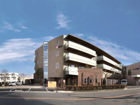 2車線の大きな道路に立地している4階建てのモダンな施設