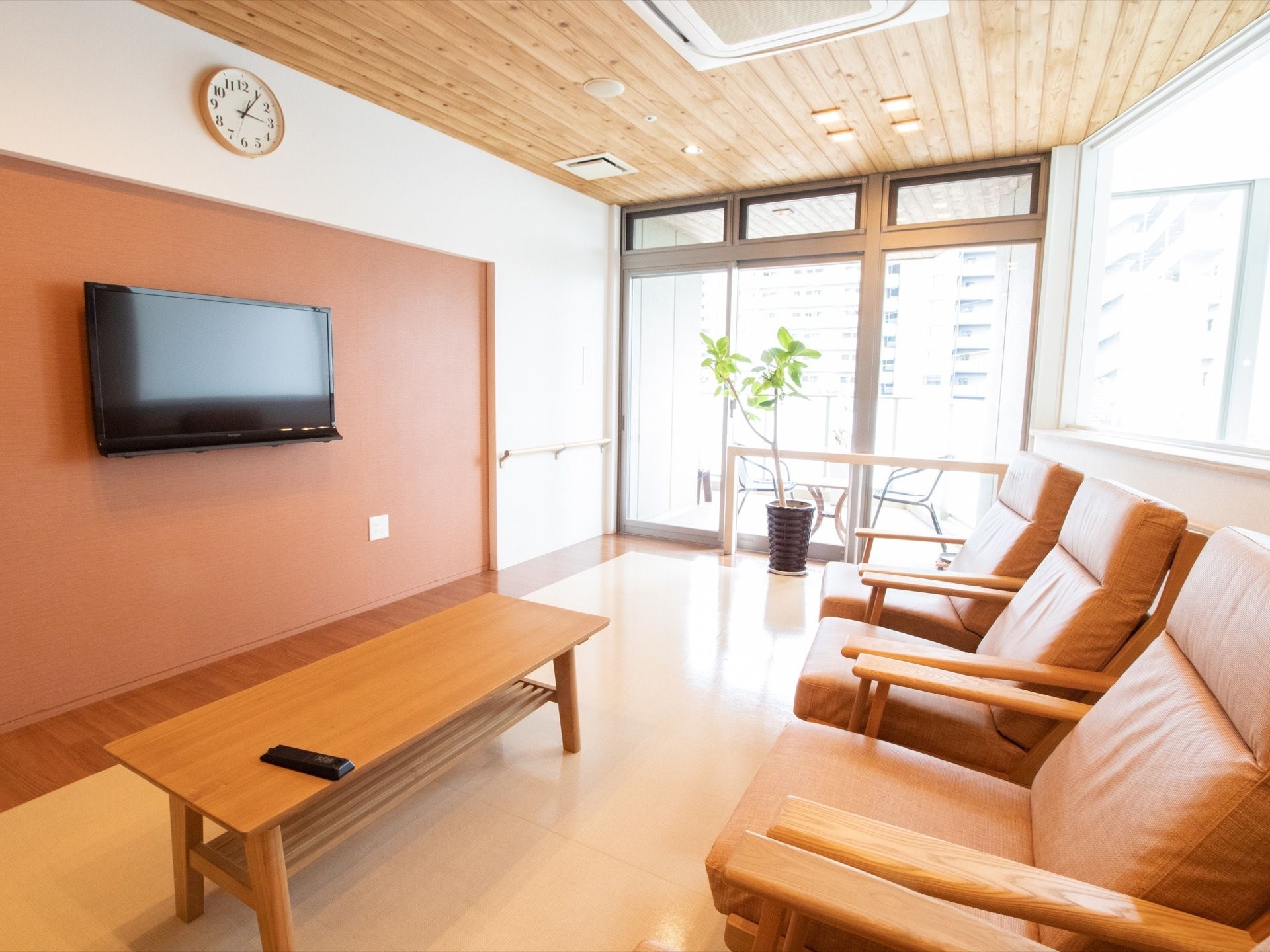革製の高級感あるソファの向かいにはテレビが設置されている。入居者様同士や来訪者様と自由に利用することができる。