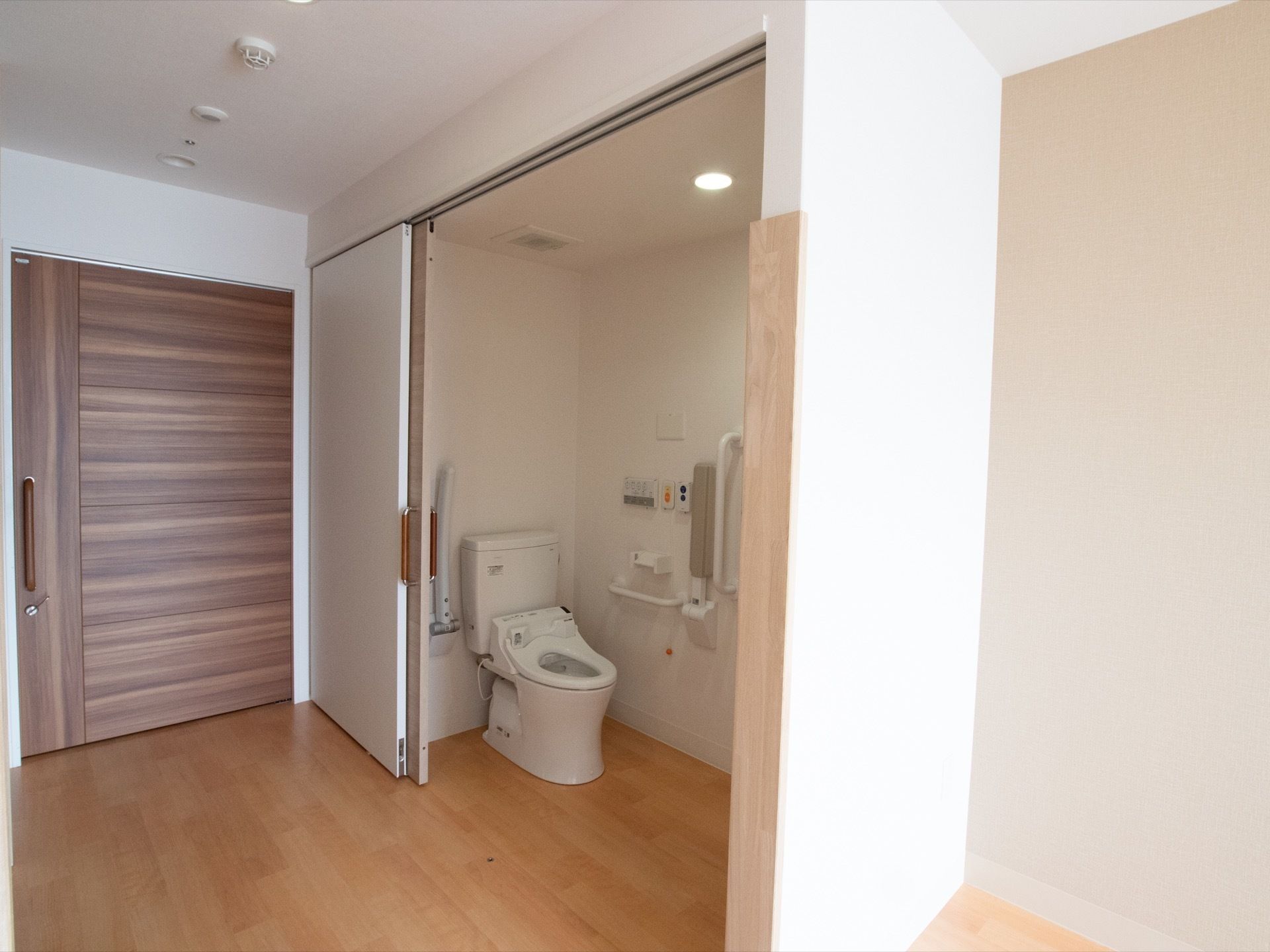 トイレは洋式で温水洗浄便座が完備されたものである。車椅子をご利用の方でも楽に使えるよう、広さに余裕を持たせている。