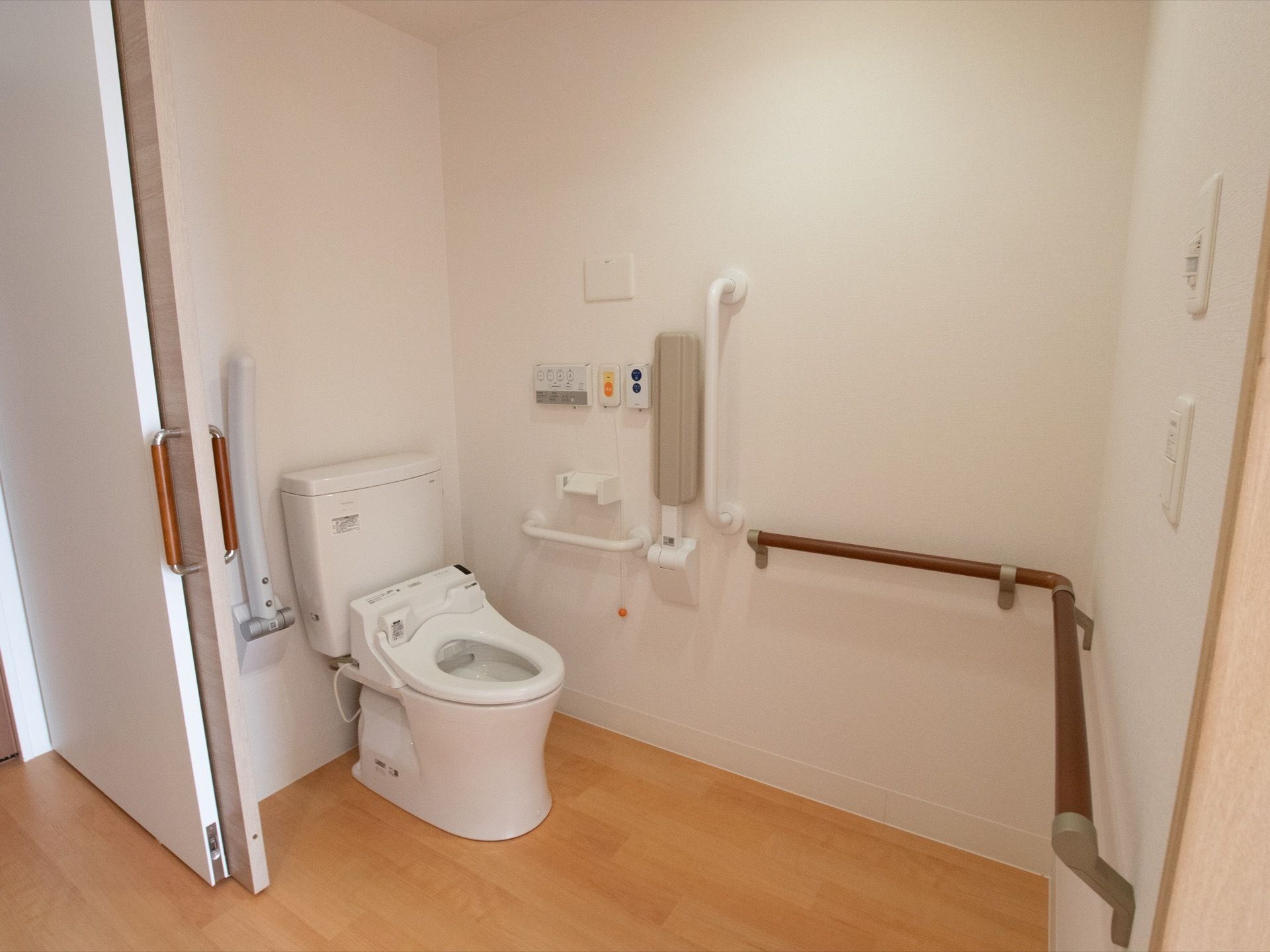 トイレの中は手すりも完備されており、安心安全に配慮した造りとなっている。落ち着けるよう、引き戸で外の空間と区切れるようになっている。