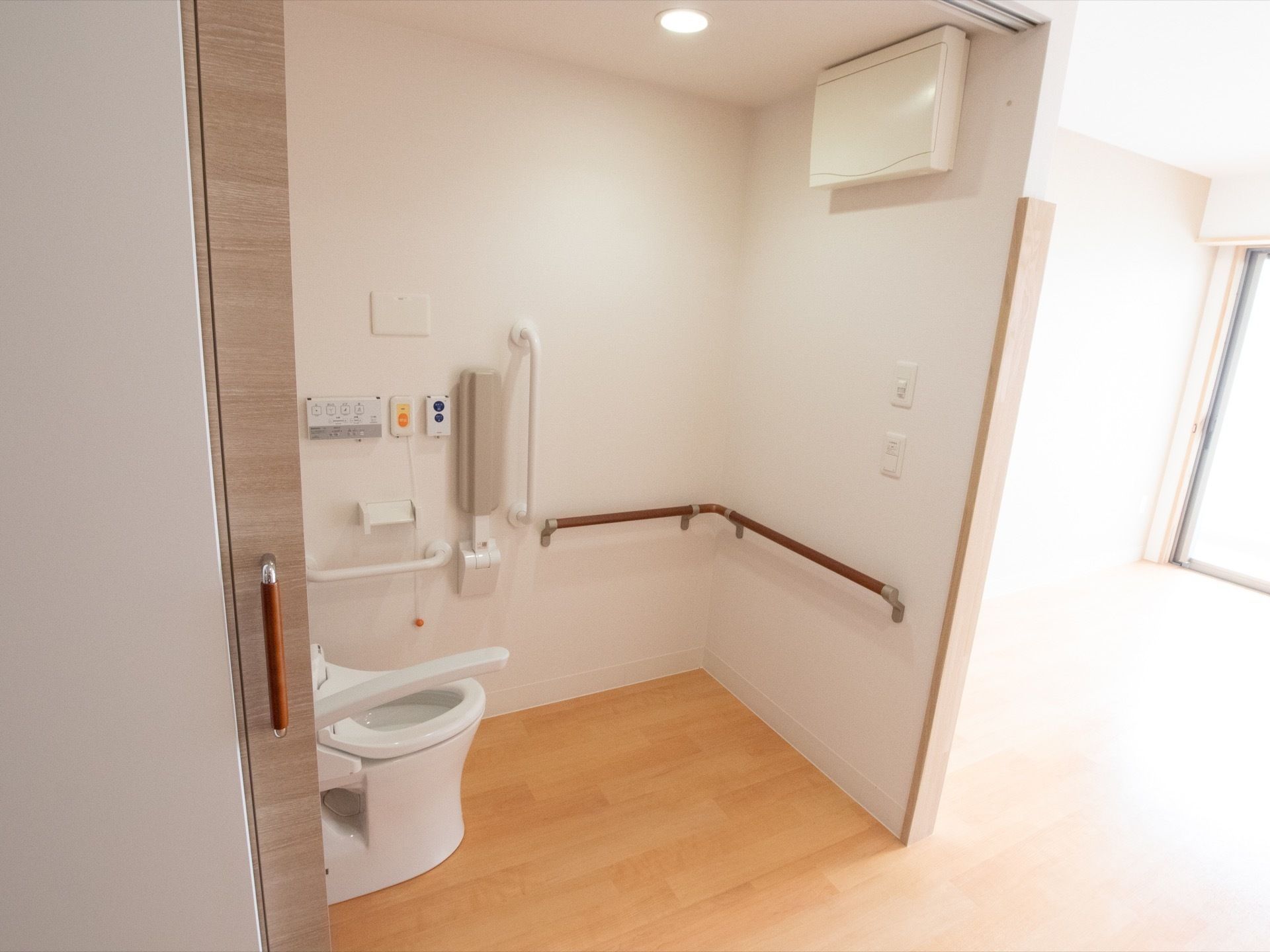 トイレは引き戸になっており、入退出の際のストレスがない。温水洗浄便座付きの洋式トイレとなっているため、寒い冬でも安心して利用できる。