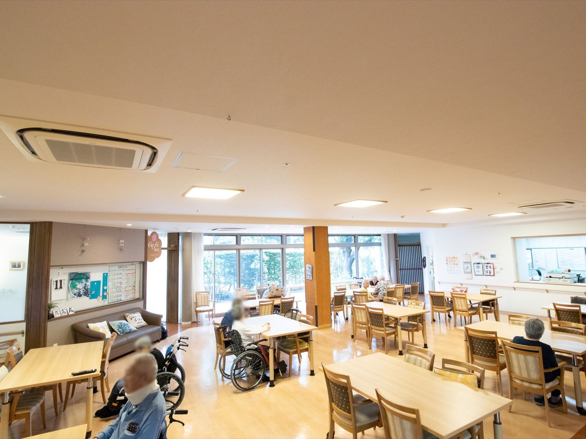 大きな食堂スペースにある机と椅子はそれぞれがゆとりのある間隔で設置されている。移動する際にストレスを感じさせないレイアウトとなっている。
