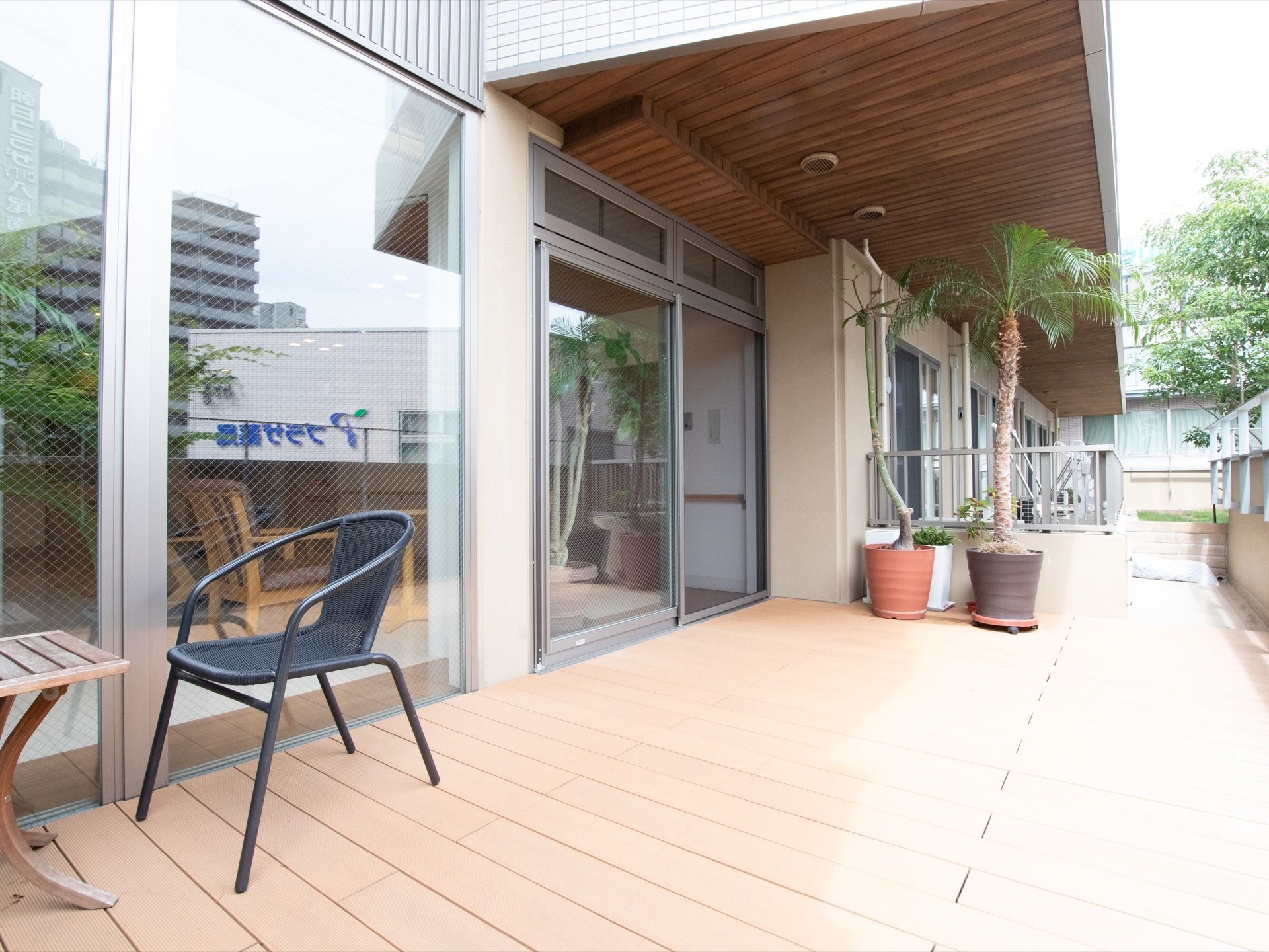 大きな観葉植物を置いた広々としたテラスがある。屋根がついている場所もあり、強い陽射しや雨を防ぐことができる。
