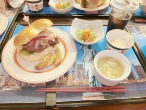 ポテトとハンバーガー、サラダとスープのセット