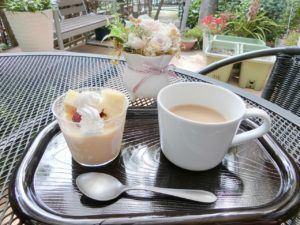 生クリームとフルーツをトッピングしたデザートとミルクティー