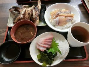 刺身と海鮮丼と焼き魚のセット