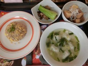 チャーハンとスープと野菜の炒め物や煮物