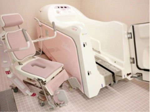 イリーゼうるまの特殊風呂。様々な介助器具をご用意しておりますので、ご負担の少ない、快適なご入浴ができます。