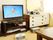 レトロな雰囲気が漂うボードの上に、薄型テレビが設置されている。その横に白いチェストがあり、パンダのぬいぐるみが飾ってある。
