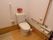 洋式トイレを設置しており、呼び出しボタンが壁にあるのでいざという時も安心である。ペーパーホルダーの上部は小物を置くことができ便利である。