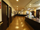 介護施設の廊下とフロントエリア