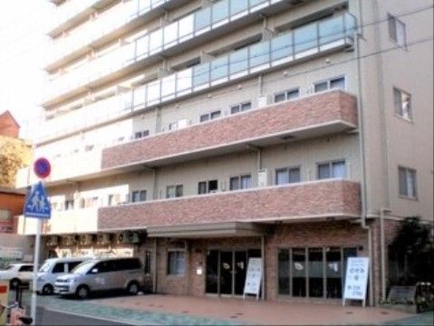 らもーれ栄の外観。大きな駐車場を完備しておりますので、ご来訪時はお車でのお越しが出来ます。