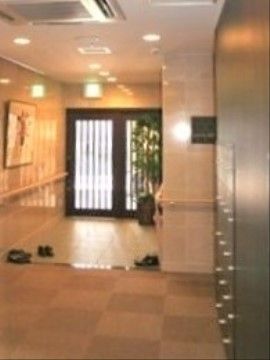 らもーれ栄の玄関。明るく高級感のあるエントランスでは、常時スタッフが皆様の安全を守るためにモニターしております。