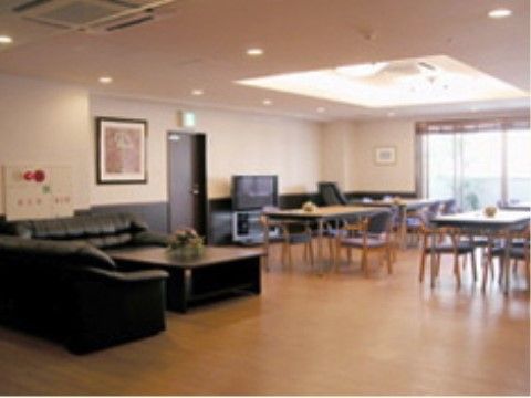 らもーれ栄のリビング。ダイニング。毎日沢山の入居者様で大いに賑わう、楽しいお食事風景となっております。