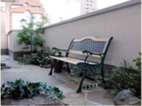 らもーれ栄のテラス。日中は日差しが眩しいこちらの空間では入居者様が楽しく、日々ご歓談をしています。