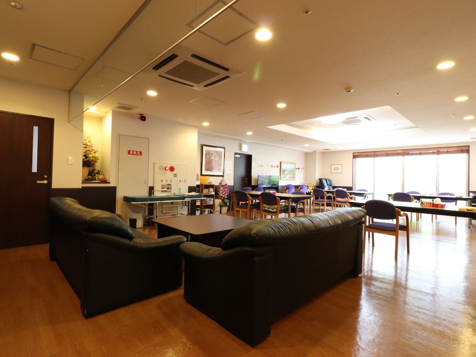 リビングは、バリアフリーになっている。とても広いスペースである。ソファー、テーブルセットが設置されている。