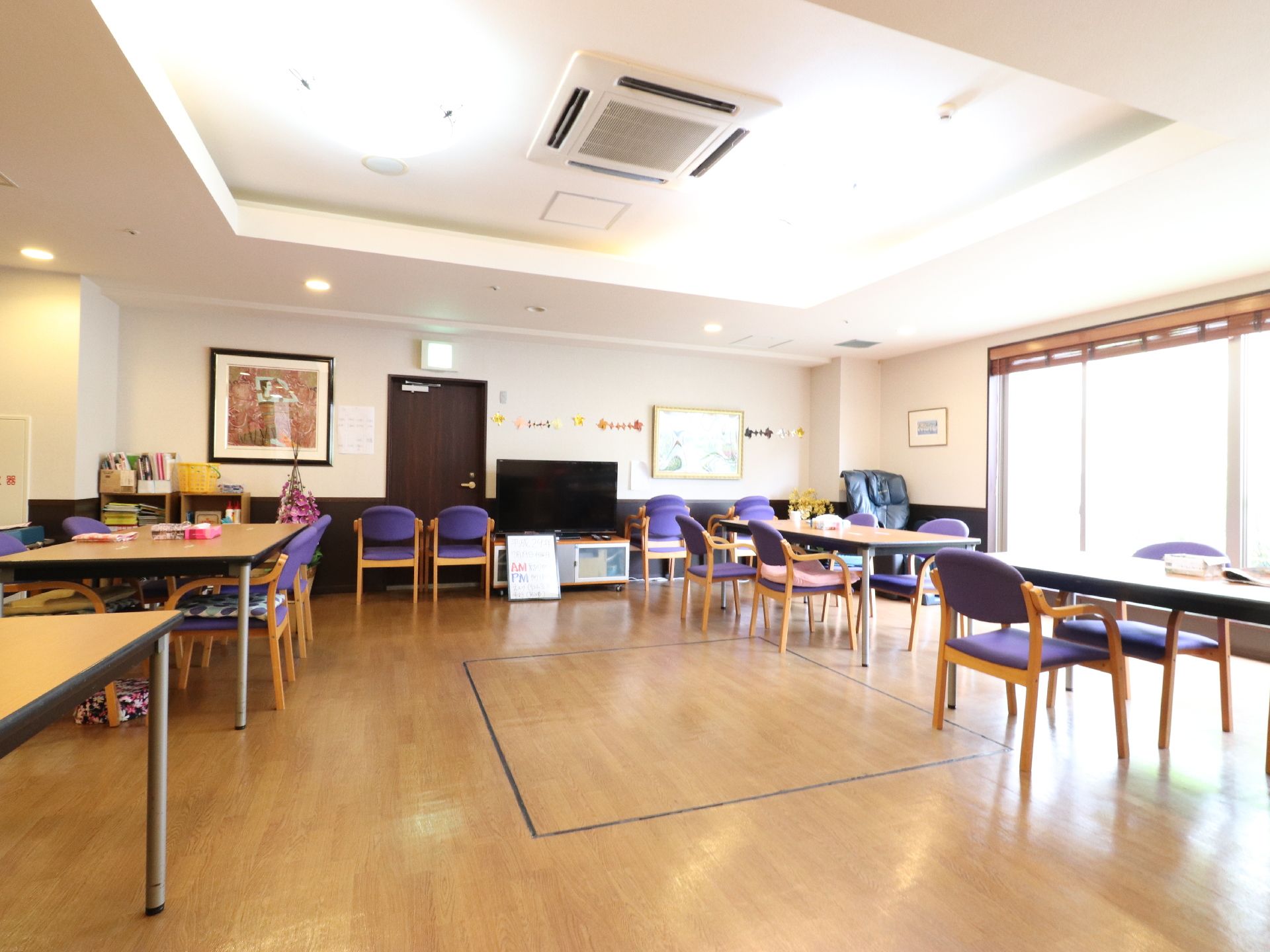 車椅子の方が安全に使えるよう、テーブルの高さも配慮されている。バリアフリーであることも併せて、車椅子利用者には快適である。