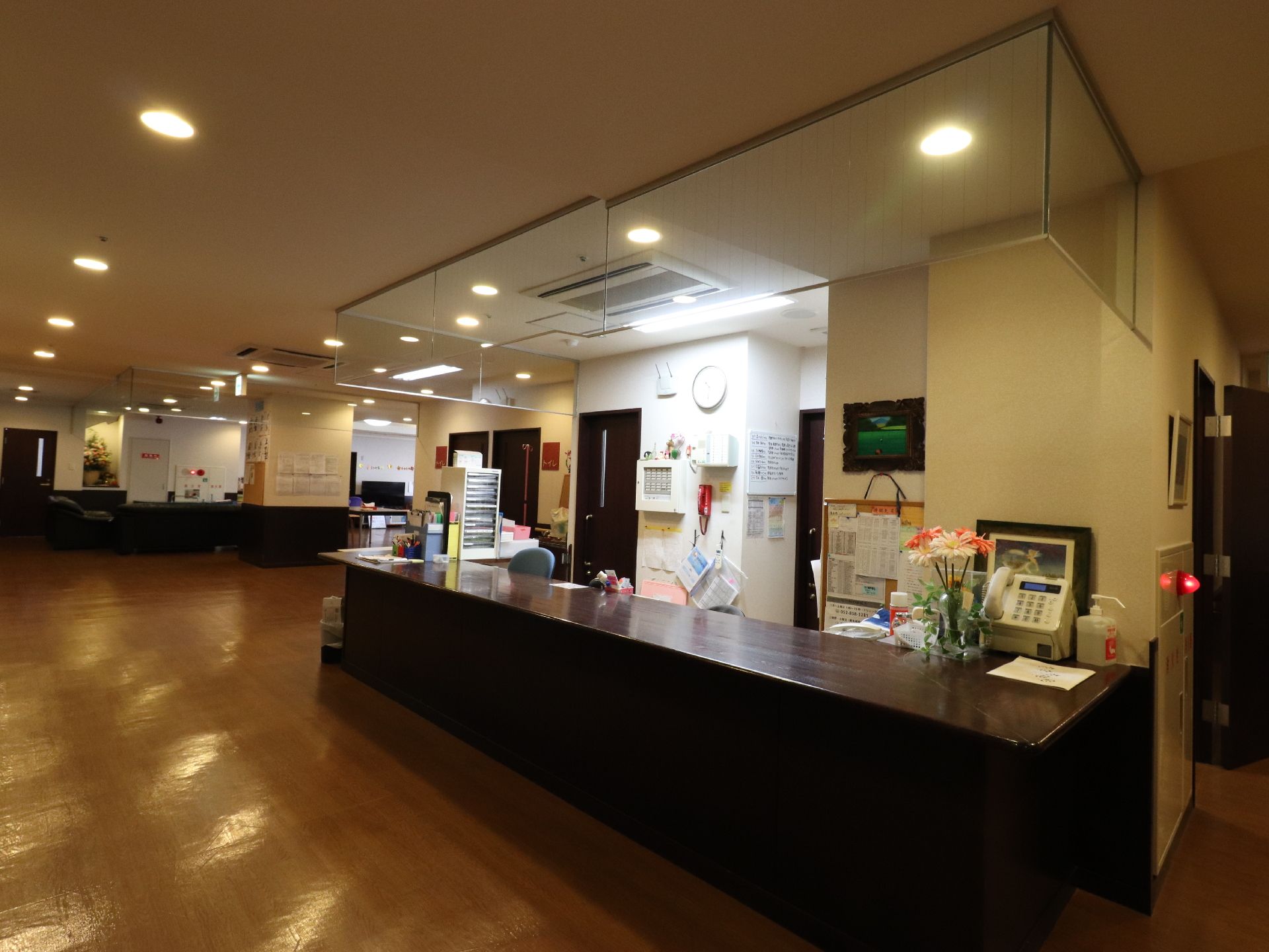 受付は、豪華な作りである。公衆電話も設置されており、携帯を持つ必要がない。花瓶に花が飾ってある。ナースコールの親機がある。